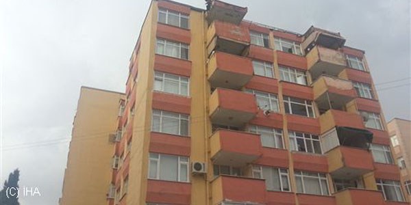 Çatıya çıkan şahsı polisler para toplayıp indirdi