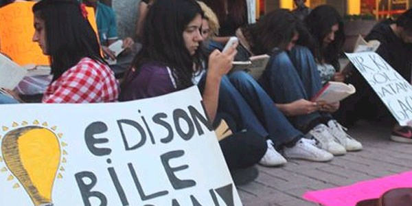 Kitap okuyarak eylemlere destek verdiler
