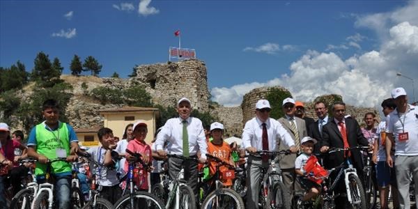 Vali, çocuklarla bisiklet turuna katıldı