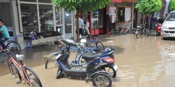 Gönen'de 15 dakikalık yağmur hayatı felç etti