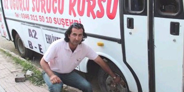 Sürücü kursu araçlarına zarar verdiler