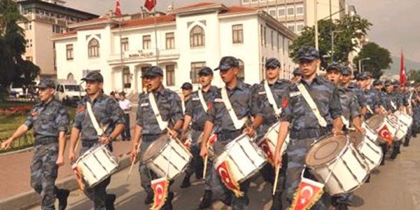 Askeri öğrenciler kamp için İzmir'e uğurlandı