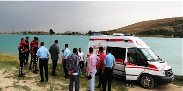 Serinlemek için girdiği gölette boğuldu