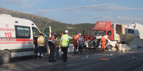 Kütahya'da otomobille kamyon çarpıştı: 5 ölü, 1 yaralı