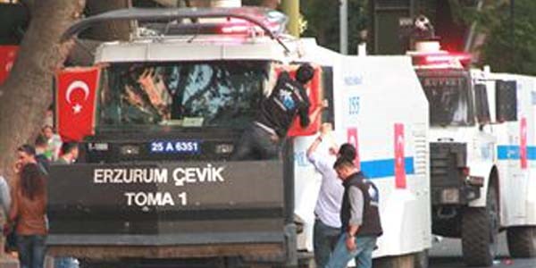 Kızılay'da tomalar Türk bayrakları ile donatıldı