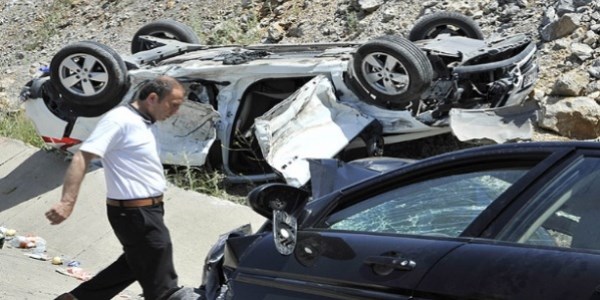 Düğün dönüşü trafik kazası, 12 yaralı
