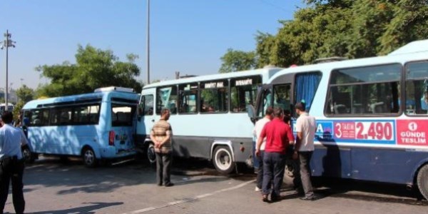 Kadıköy'de zincirleme minibüs kazası: 10 yaralı