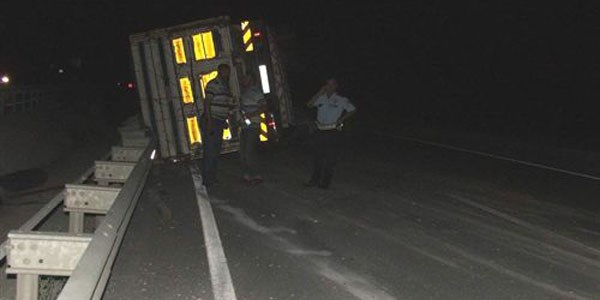 Osmaneli'de mermer yüklü kamyon devrildi
