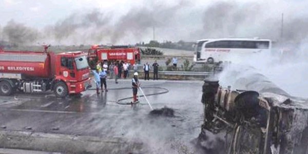 Otoyolda mazot yüklü tanker yandı