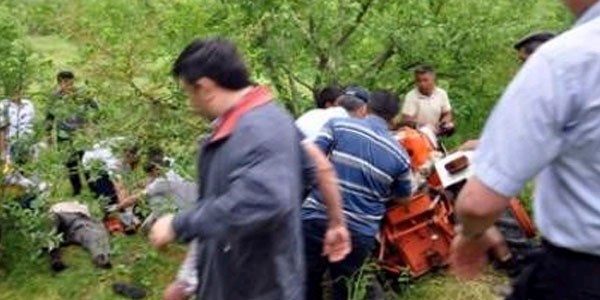 Dursunbey'de traktör devrildi: 1 ölü, 1 yaralı