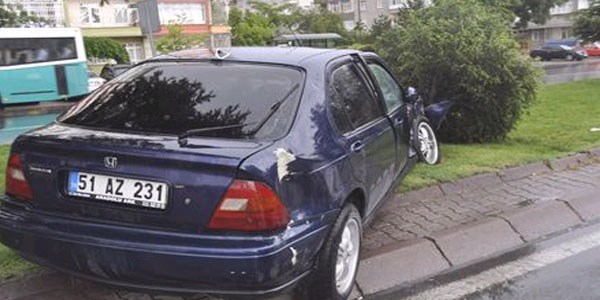 Kaza yapan otomobil refüje çıktı