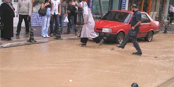 Çamurlu su trafiği olumsuz etkiledi
