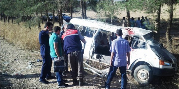 Viranşehir'de servis minibüsü devrildi: 1 ölü, 14 yaralı