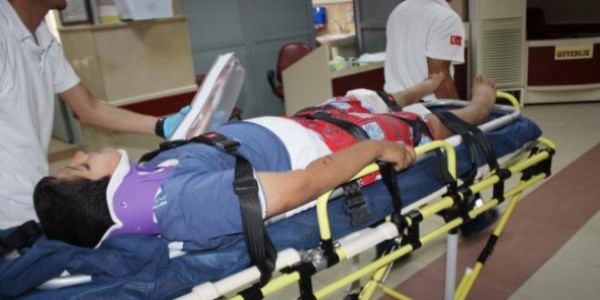 Lastiği patlayan kamyonet devrildi: 3 yaralı
