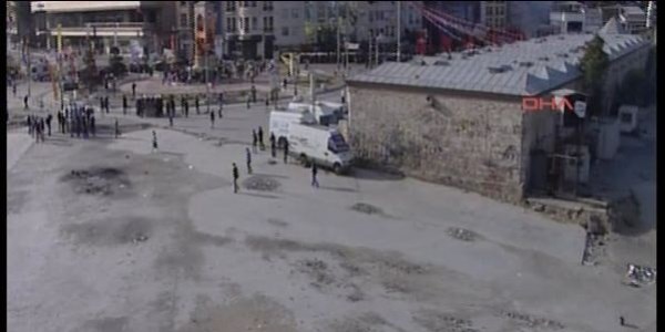 Eylemciler, molotof atanlarla polisin arasına girdi