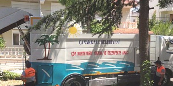 Çöp konteynırları dezenfekte ediliyor