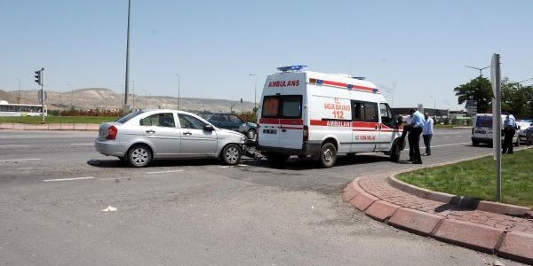 Kayseri'de hasta taşıyan ambulans kaza yaptı