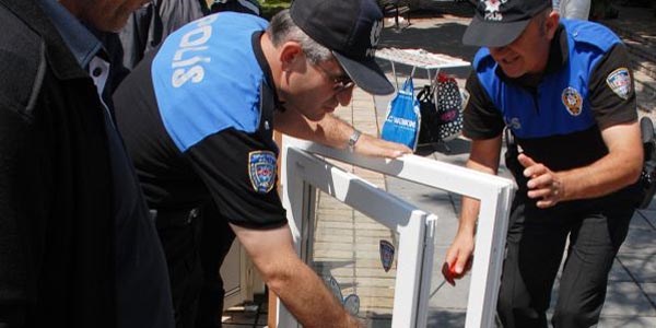 Polisten uygulamalı pencere ve kapı güvenliği uyarısı