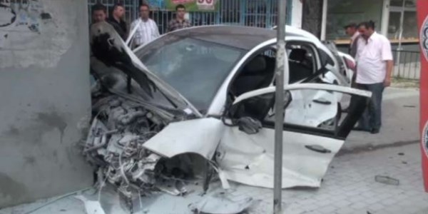 Kontrolden çıkan araç üst geçide çarptı: 4 yaralı
