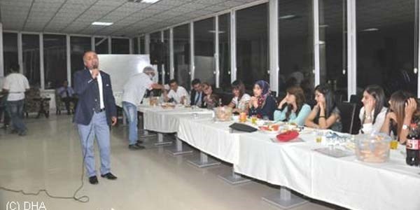 Rektör Yardımcısı ve Genel Sekreter söyledi, kursiyerler oynadı