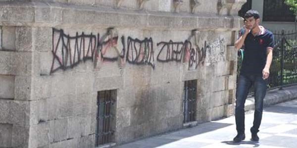 Şanlıurfa'da duvar yazılarının üzeri boya ve kireçle kapatıldı