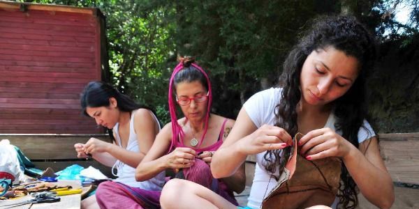Tatil yaparken el sanatları öğreniyorlar