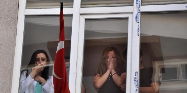 Öğretmen, dershane çatısında kendini astı