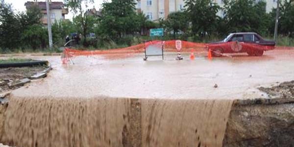 Yollar dereye döndü araçlar mahsur kaldı
