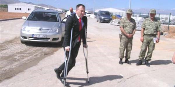Vali Yardımcısı Latif Memiş, koltuk değneği ile çalıştı