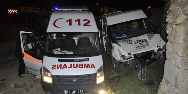 Ambulansla minibüs çarpıştı: 3'ü sağlık görevlisi 8 yaralı