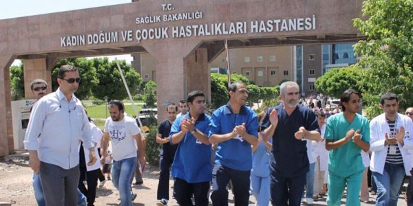 Diyarbakır'da hastane çalışanları yol kapattı