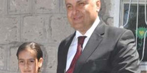 Öğrenciler karnelerini polisten aldı