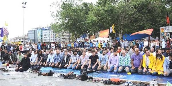 Gezi parkı'nda Cuma vakti