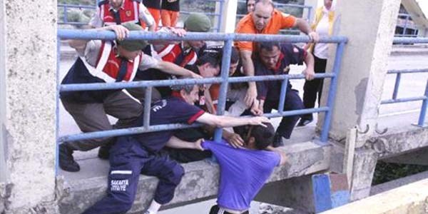 İntihara kalkıştığı köprüden böyle çekilip alındı