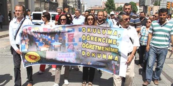 Öğretmenler eğitim sistemini protesto etti