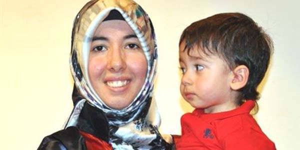 Diplomasını, oğluyla birlikte aldı