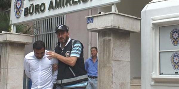 Askeri kamuflajla otomobil çalmaya kalkıştılar