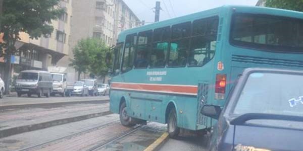 Uyanık şoför trafiği kilitledi