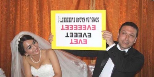 Damada pankartla 'evet' dedi