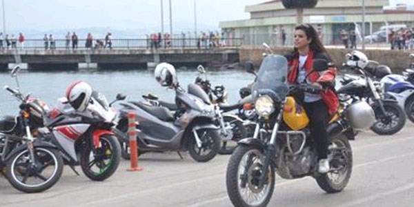 Vali Köşger motosiklete bindi