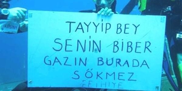 Fethiye'de deniz altında gezi parkı protestosu
