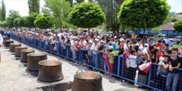 Evliyalar Günü'nde 50 kazan bulgur pilavı dağıtıldı