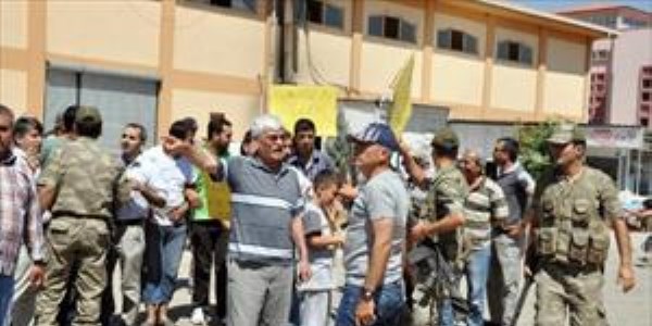 Kum ocağının tozundan rahatsız olan mahalleli eylem yaptı