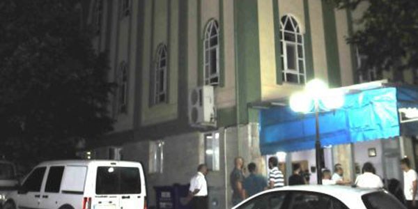 Gezi eylemcileri camiyi taşladı : 4 yaralı