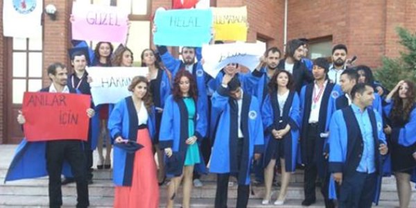 Mezuniyet töreninde duygulandıran pankart