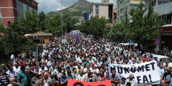 Tunceli'de iş bırakan memurlar yürüdü