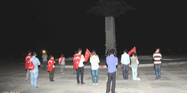 İzmir'den 'Duran Adam'a destek