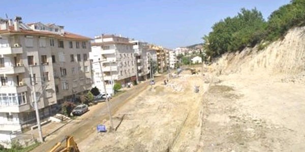 Çınarcık'da yol genişletme çalışması