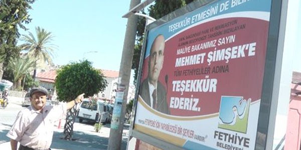 Fethiye'de MHP'li Başkan'dan Ak Partili Bakan'a bilboardtlu teşekkür