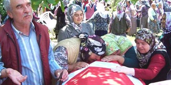 Nöbette intihar eden asker toprağa verildi